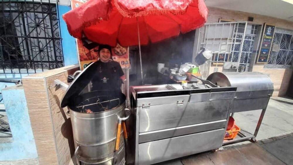 Marleni en su negocio de comidas en el Callao. Ella ha buscado protegerse de las extorsiones utilizando identificadores de llamadas.