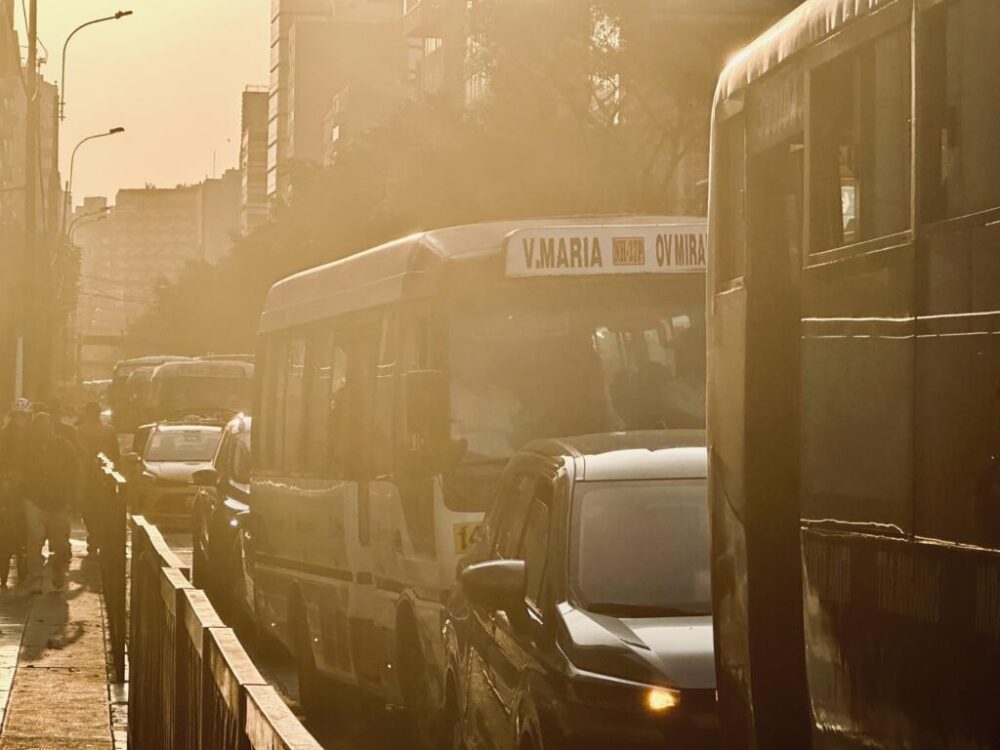A través de convenios con la Policía, algunas empresas de transporte buscan dar seguridad a sus conductores. Avenida Benavides, Lima, Perú.