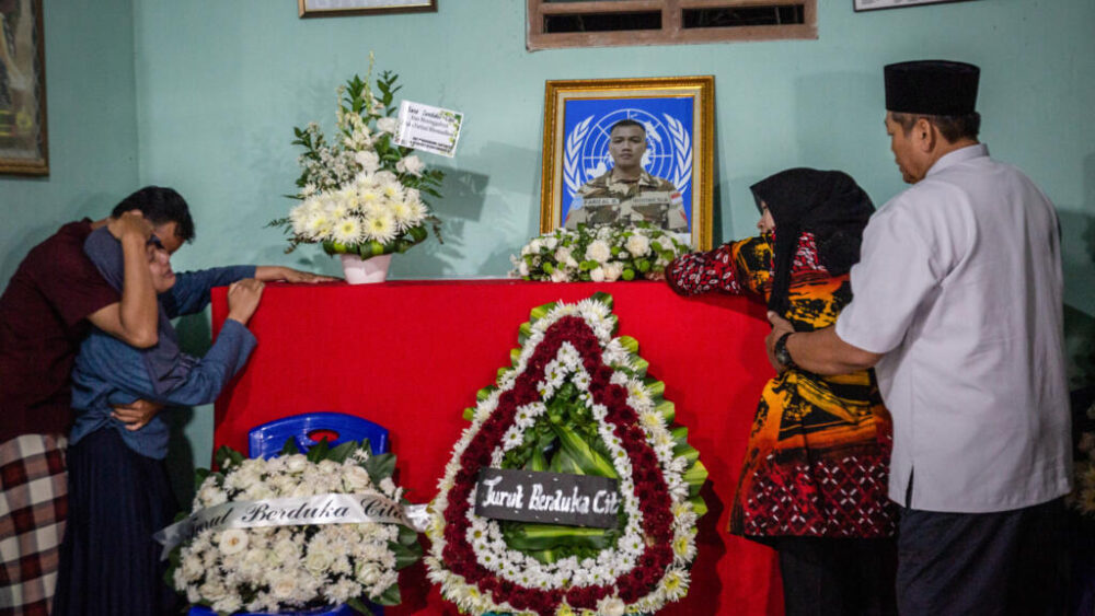 La familia del soldado indonesio Farizal Rhomadhon, muerto durante una misión de los cascos azules de la ONU en Líbano, lo vela en su hogar en Kulon Progo el 4 de abril de 2026