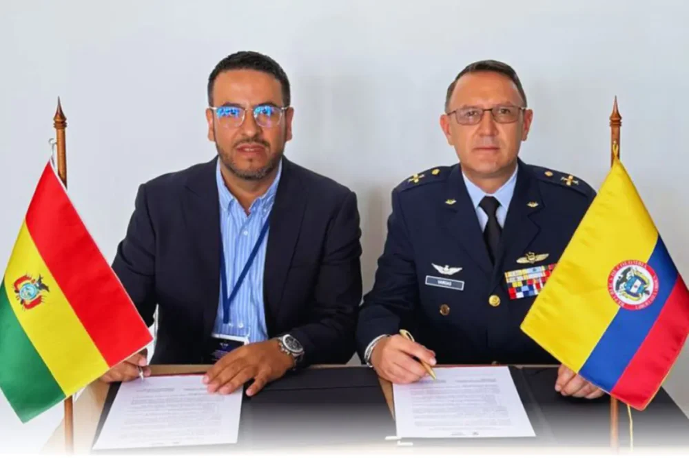 La firma del convenio entre autoridades de avición de Bolivia y Colombia. Foto: DGAC
