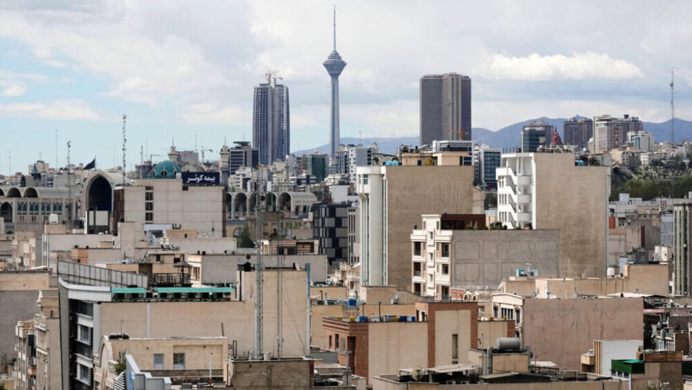 La torre de telecomunicaciones Milad, el centro y otros edificios se divisan en Teherán, Irán, el lunes 6 de abril de 2026.