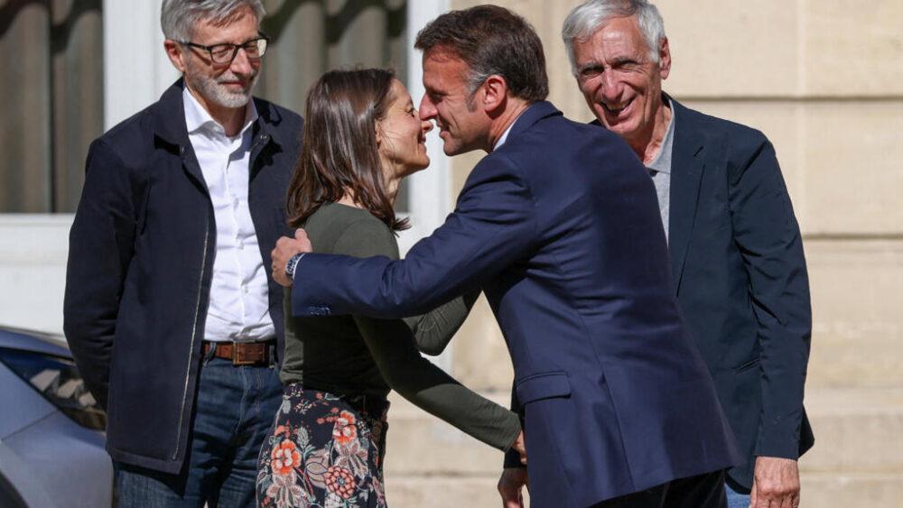 El presidente francés, Emmanuel Macron, saluda a Cécile Kohler, en presencia de Jacques Paris (izquierda) y el embajador francés en Irán, Pierre Cochard, a su llegada a Francia tras pasar más de tres años en prisión en Irán, en el Palacio del Elíseo en París, el 8 de abril de 2026.