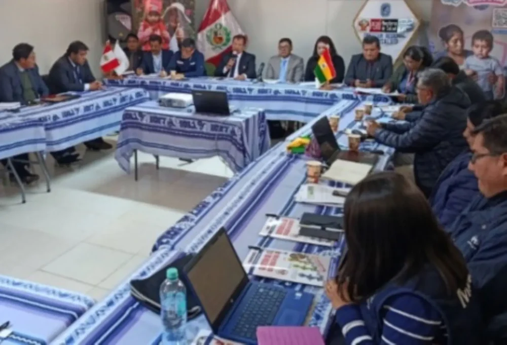 Reuinión entre autoridades de Salud de Bolivia y Perú. Foto: Los Andes