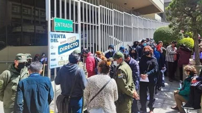 Fila en el ingreso del Banco Central de Bolivia para adquirir dólares, en marzo de 2023, meses después de que se declaró en Bolivia la escasez de la divisa estadounidense. | ID