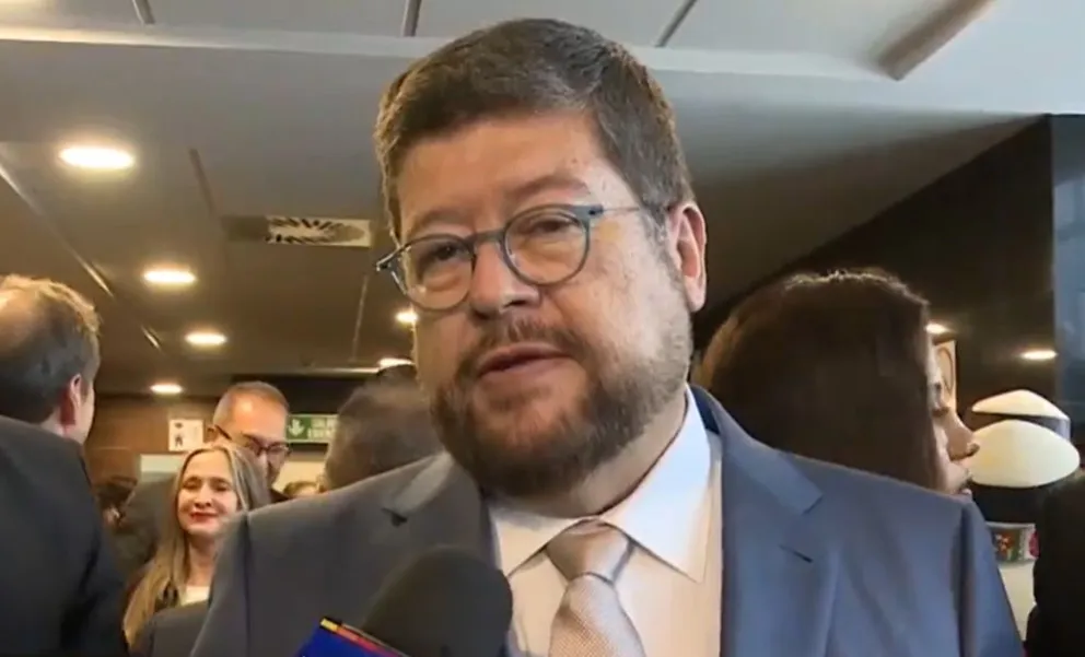 Samuel Doria Medina, aliado del Gobierno del presidente, Rodrigo Paz, afirma que YPFB compró gasolina de mala calidad a un precio alto, que fue mezclada con alcohol. Foto: Erbol