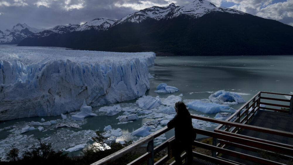 Un turista contempla el glaciar Perito Moreno en el Parque Nacional Los Glaciares, cerca de El Calafate, Argentina, el 1 de noviembre de 2021. (Foto AP/Natacha Pisarenko, archivo)
