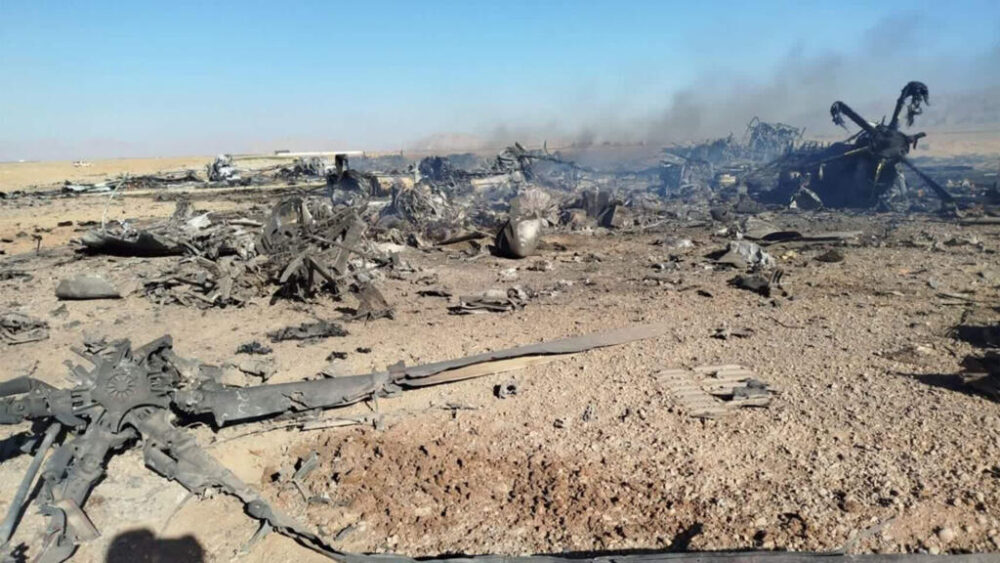 Esta foto, publicada el 5 de abril de 2026 por el sitio web oficial de los Guardianes de la Revolución, Sepah News, mostraría los restos y los escombros de un avión que fue atacado y se estrelló en el centro de Irán.