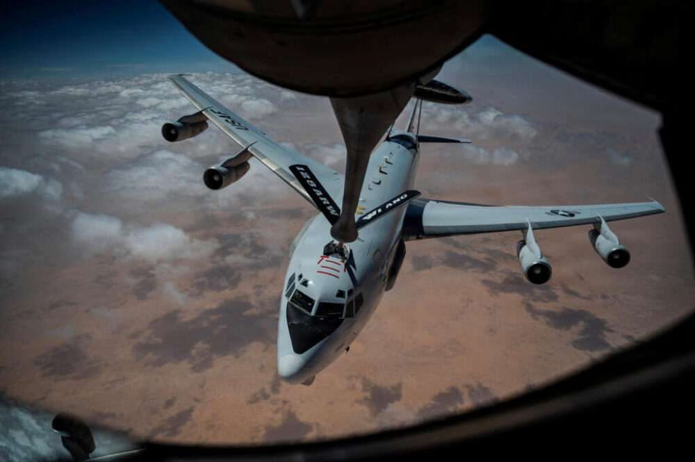 Un avión AWACS E-3 Sentry de la Fuerza Aérea de los Estados Unidos se reabastece de combustible de un avión KC-135 Stratotanker durante una misión de apoyo a la Operación Epic Fury en el marco de la guerra con Irán, en la zona de responsabilidad del Mando Central de los Estados Unidos, el 31 de marzo de 2026.