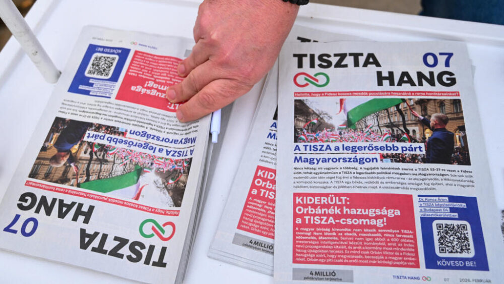 El periódico del partido de oposición TISZA, «TISZTA Hang», en un puesto de campaña electoral en Budapest, el 14 de febrero de 2026.