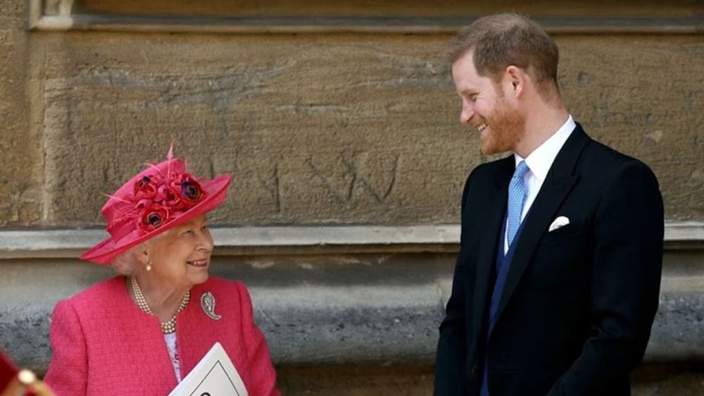 La reina Isabel II junto a su nieto, el príncipe Harry.