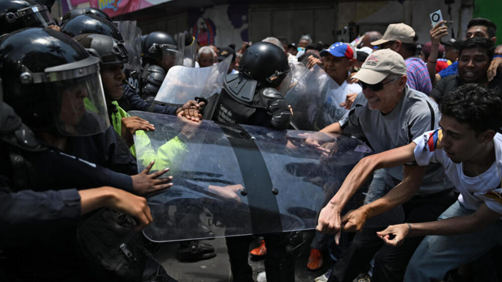 Manifestantes se enfrentan a la policía en una marcha para exigir aumentos de salarios y pensiones en Caracas, el 8 de abril de 2026.