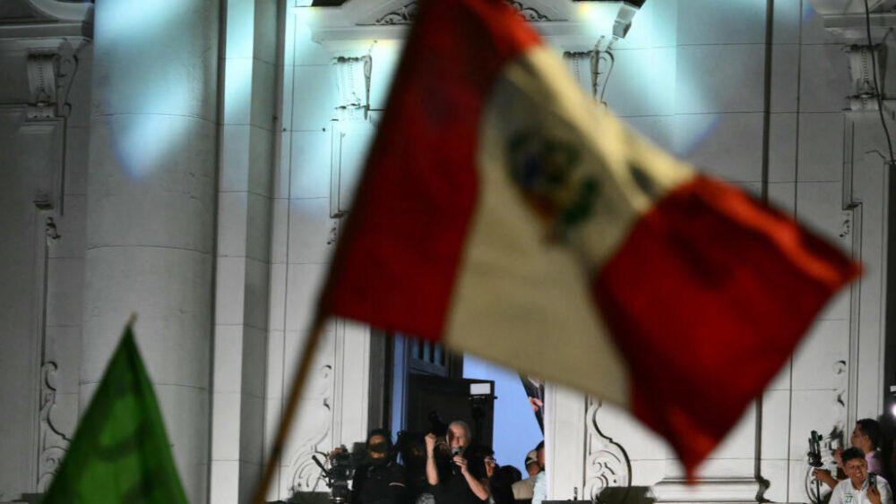 El candidato a la presidencia de Perú Ricardo Belmont, del partido Cívico Obras, cierra su campaña eñectoral el 7 de abril de 2026 en la Plaza San Martín de Lima