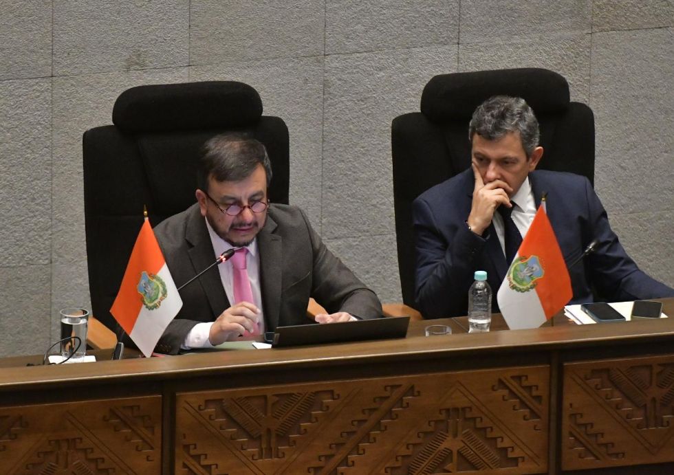 El ministro de Hidrocarburos, Sergio Medinaceli (i), en la Asamblea Legislativa.