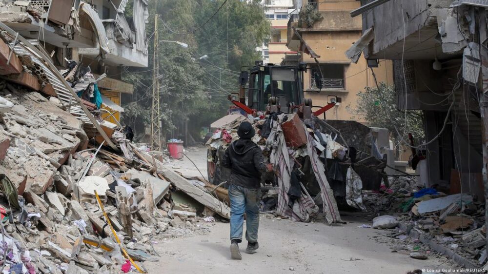 Una excavadora trabaja en el lugar donde se produjo el ataque israelí del miércoles pasado, en Tiro. Una excavadora trabaja en el lugar donde se produjo el ataque israelí del miércoles pasado, en Tiro.