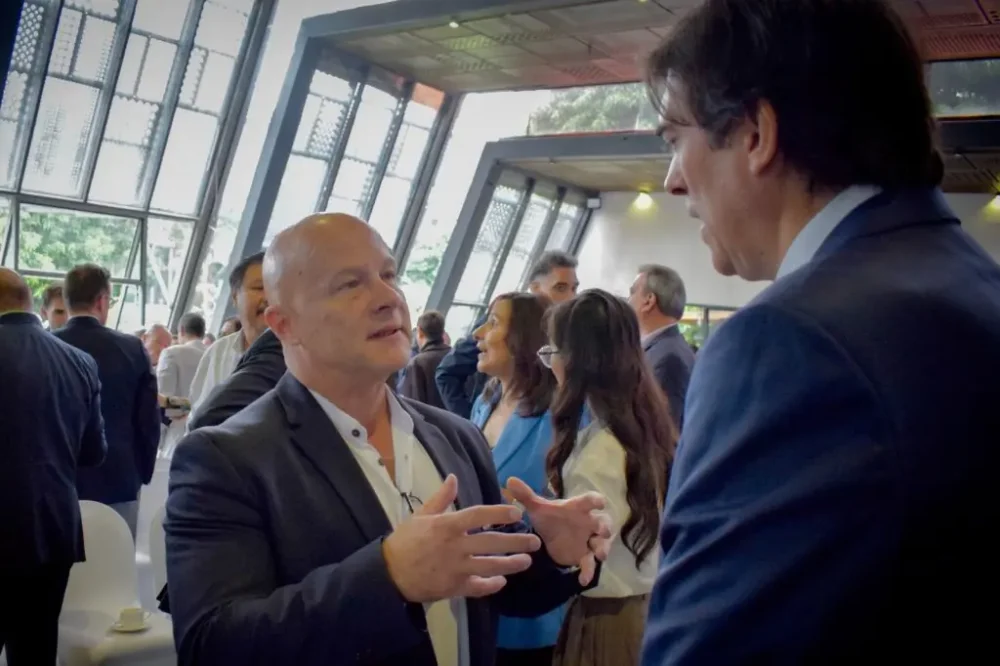 Oswaldo Barriga, presidente de la Caneb, dialoga con el ministro Mauricio Zamora. (Foto: Min. de Obras Públicas)