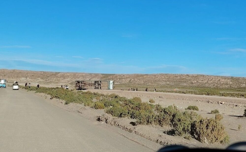 Bus vuelca en la ruta San Agustín–Uyuni y deja al menos 10 heridos
