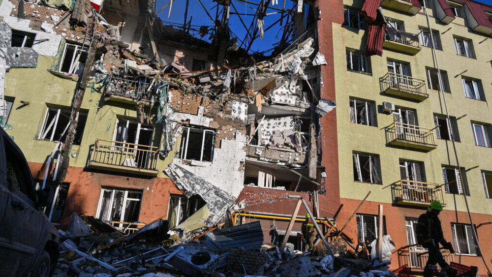 Un miembro del equipo de rescate camina frente a un edificio residencial que sufrió graves daños tras un ataque ruso en Odesa, Ucrania, el lunes 6 de abril de 2026.