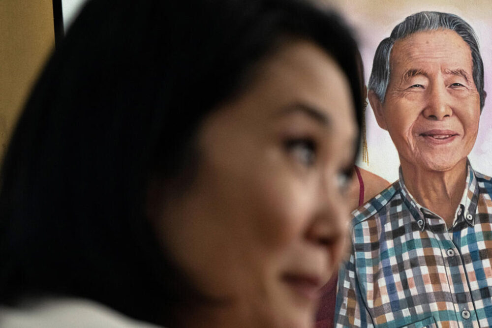 La candidata a la presidencia de Perú por Fuerza Popular, Keiko Fujimori, habla con la AFP en la sede del partido, en Lima, junto a un retrato de su padre, el fallecido exmandatario Alberto Fujimori, el 10 de abril de 2026