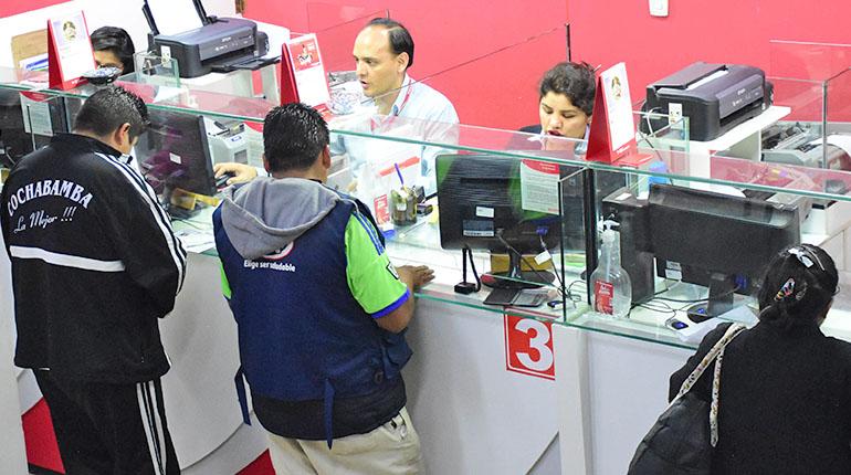 Trabajadores de la banca y usuarios. | Carlos López