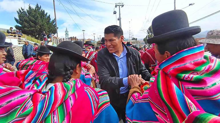 René Yahuasi, excandidato a la Gobernación de La Paz, marcha con sus aliados exigiendo 2da vuelta. | MARKA REGISTRADA