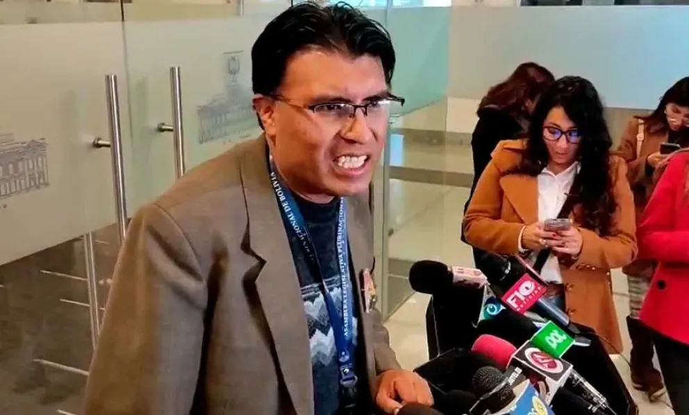 Samuel Doria Medina, jefe nacional de UN, recuerda que el senador suplente Nilton Condori, renunció a la alianza con esa organización política. Foto Erbol