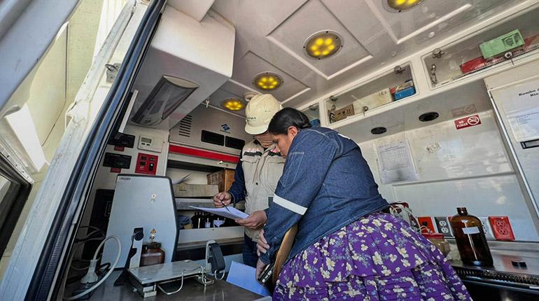 Una funcionaria atiende las máquinas de la ANH. | ANH