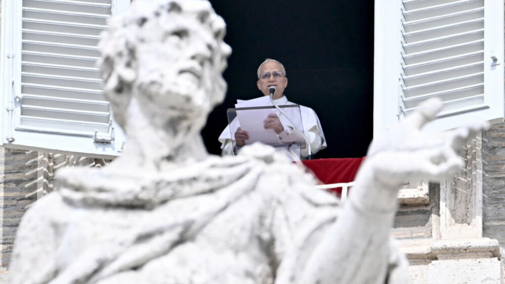 El papa León XIV pronuncia la oración Regina Caeli desde una ventana del Palacio Apostólico, en Ciudad del Vaticano, el 12 de abril de 2026