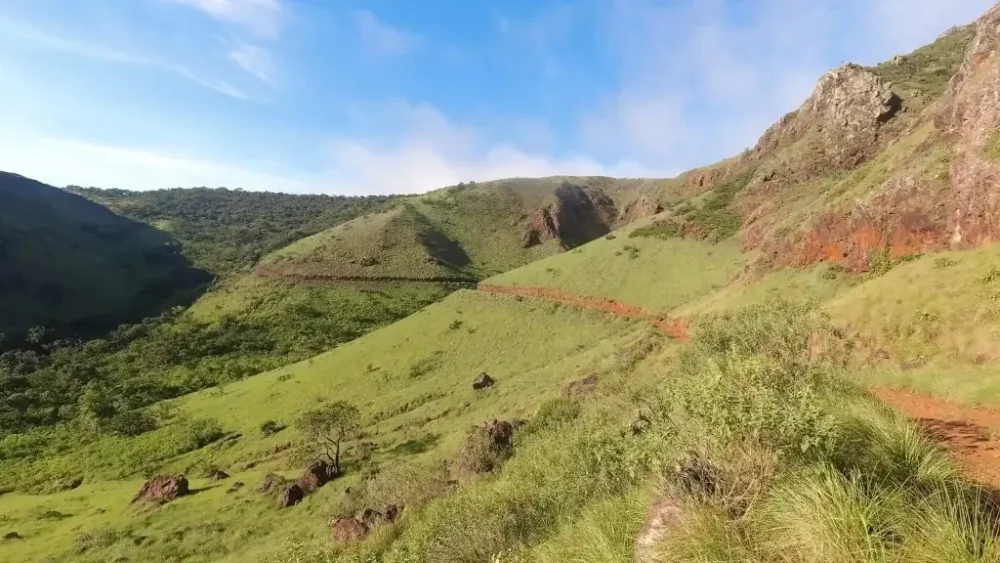 El cerro Manomó, uno de los mayores yacimientos de tierras raras. (Foto: Revista Nómadas)