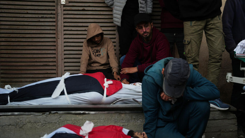 Palestinos lloran ante los cadáveres de hombres asesinados en un tiroteo perpetrado por un grupo armado palestino antiHamás y respaldado por Israel en Maghazi, durante su funeral en el Hospital Al-Aqsa de Deir al-Balah, en la Franja de Gaza, el 7 de abril de 2026.