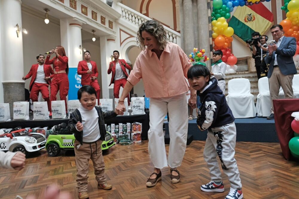 La primera dama María Elena Urquidi en el agasajo por el Día de la Niña y del Niño. Foto: Rodrigo Paz Pereira.
