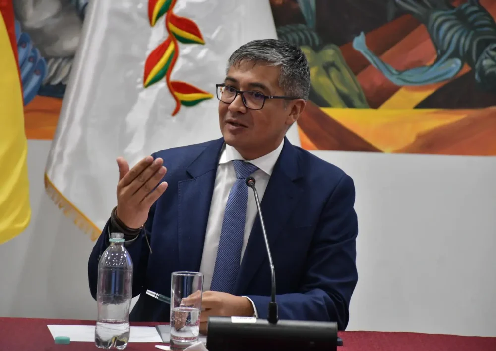 El ministro José Gabriel Espinoza en rueda de prensa este lunes. Foto: APG