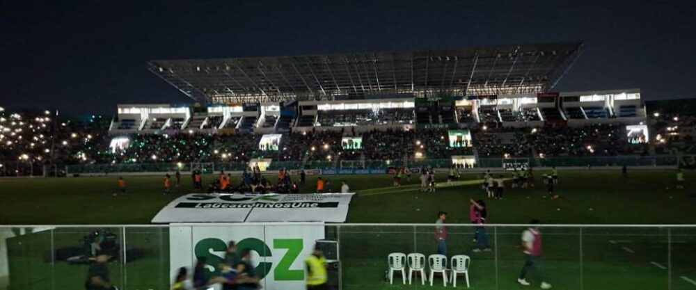 Así lucía el estadio Tahuichi tras el apagón de las luminarias en el partido entre Oriente y GV San José. Así lucía el estadio Tahuichi tras el apagón de las luminarias en el partido entre Oriente y GV San José.