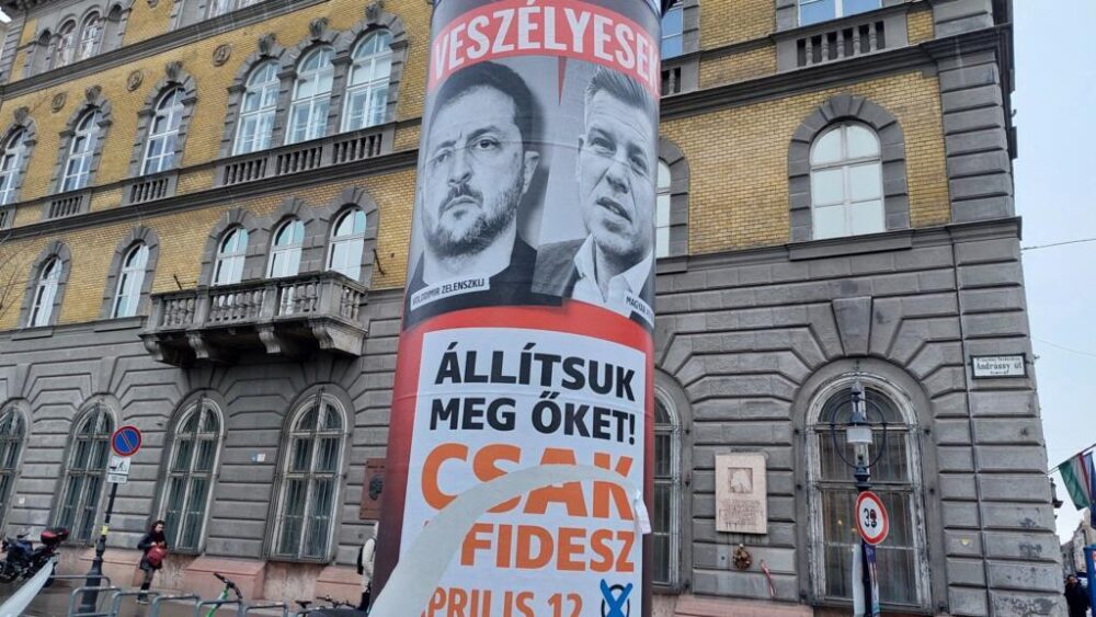 Una campaña de desprestigio apunta contra el candidato Péter Magyar y el presidente ucraniano Volodymyr Zelenski en las calles de Budapest.