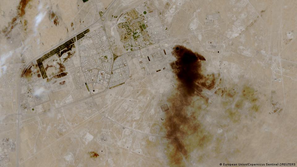 Vista satelital del humo que se eleva en una instalación petrolera saudí de Aramco, tras un presunto ataque, el 8 de abril de 2026. Vista satelital del humo que se eleva en una instalación petrolera saudí de Aramco, tras un presunto ataque, el 8 de abril de 2026.