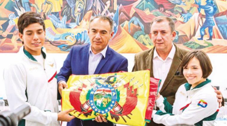 Representantes del Comité Olímpico junto a los abanderados. | COB.