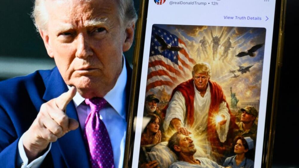 Donald Trump eliminó, el lunes 13 de abril de 2026, esta imagen en la que aparecía representado como Jesús en su red social Truth Social, ante la indignación de la derecha religiosa estadounidense.