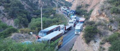 Transporte libre bloquea la ruta Cochabamba – Oruro en rechazo a “invasión” de rutas de interprovinciales