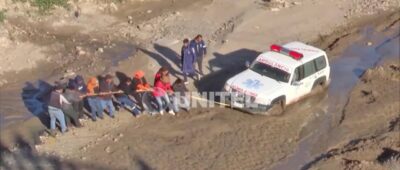 Ambulancia queda atascada en el lodo tras intentar esquivar el bloqueo en la ruta Cochabamba – Oruro