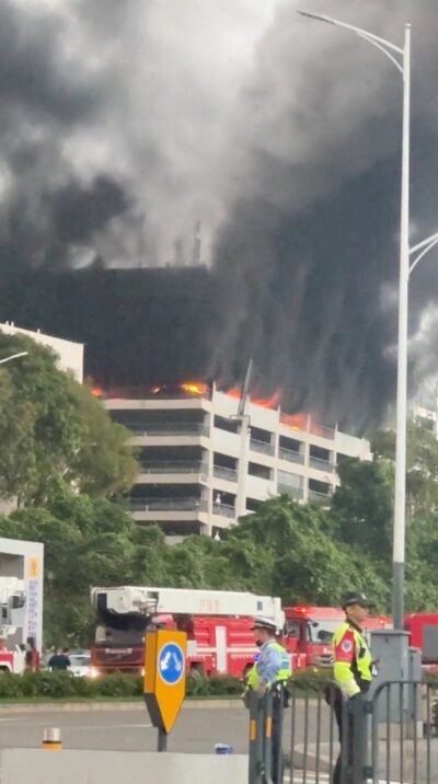 Impresionante incendio en la automotriz china que lidera las ventas globales: investigan si empezó en el depósito de autos eléctricos