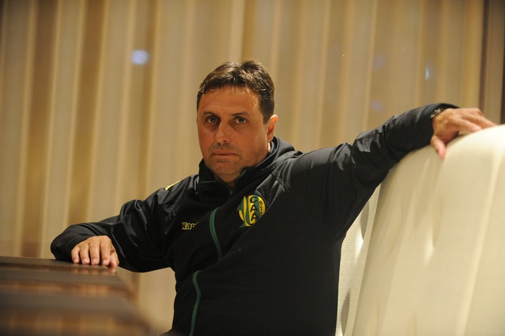 Guillermo Hoyos, entrevistado por Clarín en 2022, cuando dirigía a Aldosivi. Foto: Martín Bonetto.