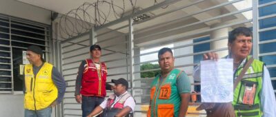 Santa Cruz: Mototaxistas se encadenan en puertas de YPFB para exigir el resarcimiento por la gasolina desestabilizada