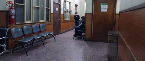 Trabajadores de la CNS de Cochabamba cumplen un paro de 48 horas; exigen dotación de medicamentos