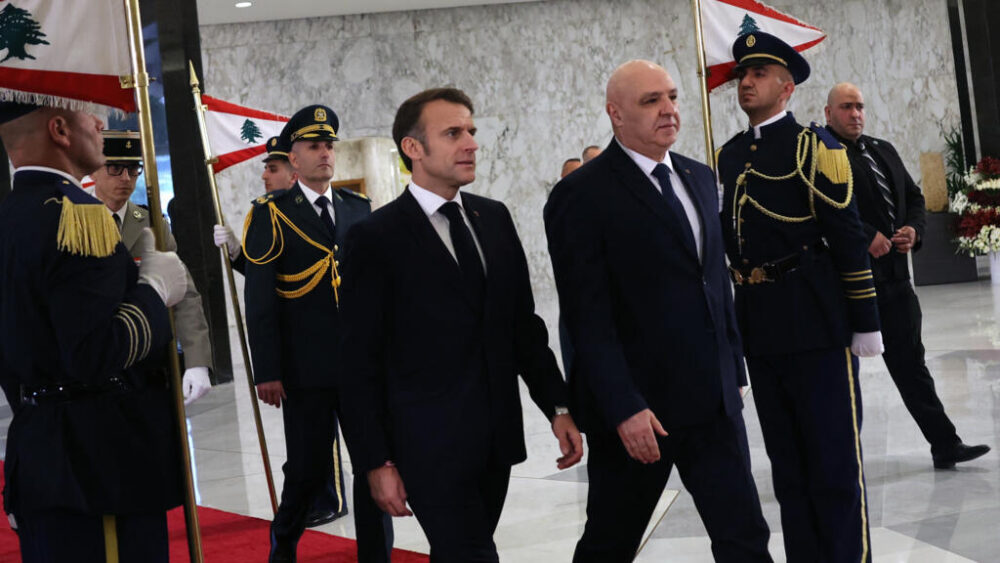 Foto de archivo del presidente francés, Emmanuel Macron, cuando fue recibido por el presidente del Líbano, Joseph Aoun, en el palacio presidencial de Baabda el 17 de enero de 2025.