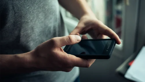 Técnico de celulares descubre violación agravada al reparar un teléfono