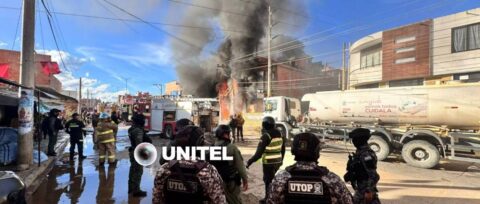 Sucre: Voraz incendio afecta a ferreterías en Villa Armonía