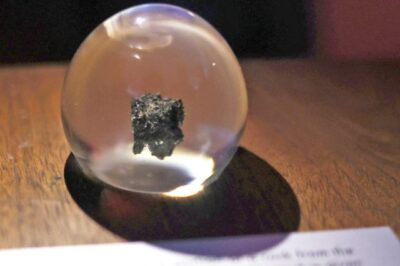 UMSA exhibe una roca lunar traída a Bolivia por el Apolo 17 en 1972