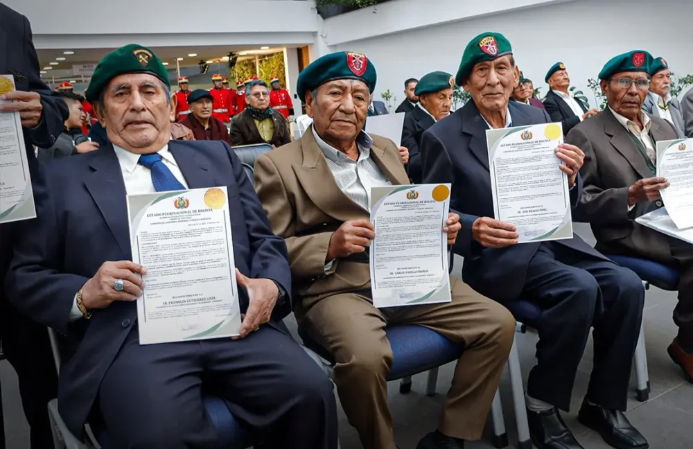 Excombatientes recibieron condecoración. Foto: Cámara de Diputados