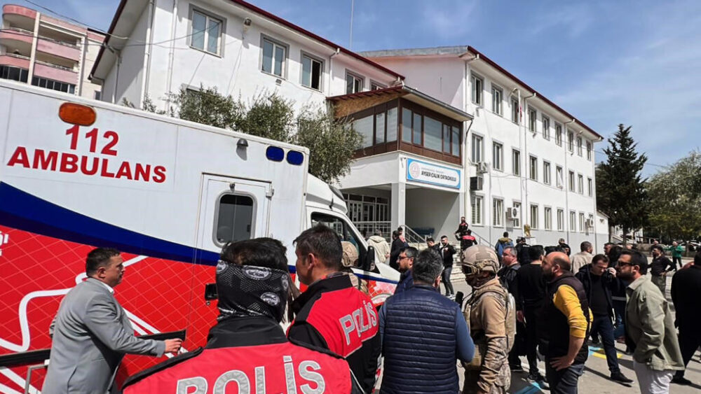 Las fuerzas de seguridad y los equipos de emergencia turcos se encuentran en el patio de un instituto donde un agresor abrió fuego, en Kahramanmaras, Turquía, el miércoles 15 de abril de 2026.