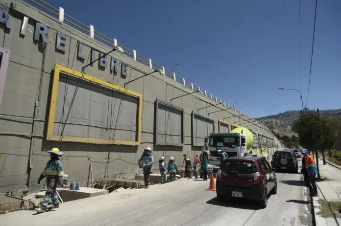 Obreros municipales ultiman detalles para concluir los trabajos de rehabilitación. FOTO: GAMLP