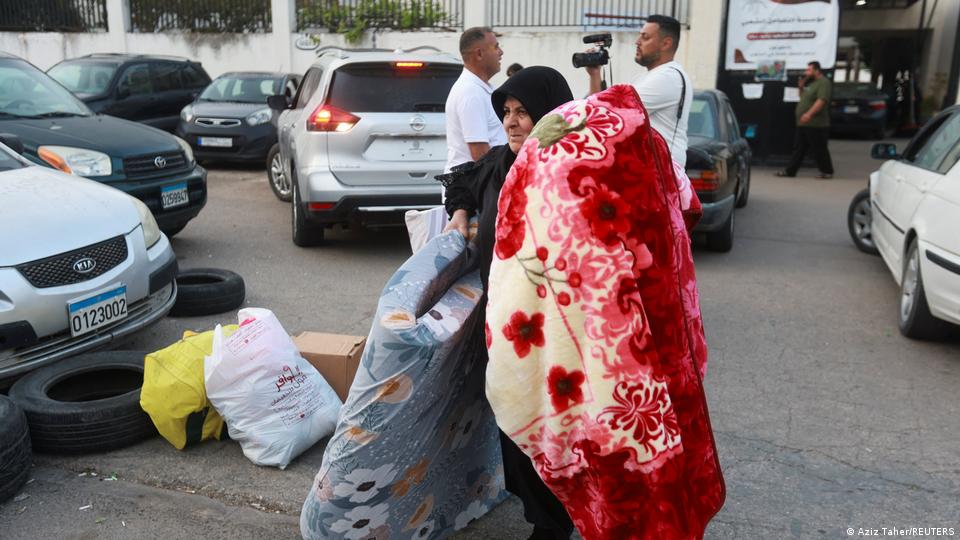 Líbano, Sidón 2026 | Mujer desplazada empaca sus pertenencias tras el alto el fuego con Israel. Líbano, Sidón 2026 | Mujer desplazada empaca sus pertenencias tras el alto el fuego con Israel.